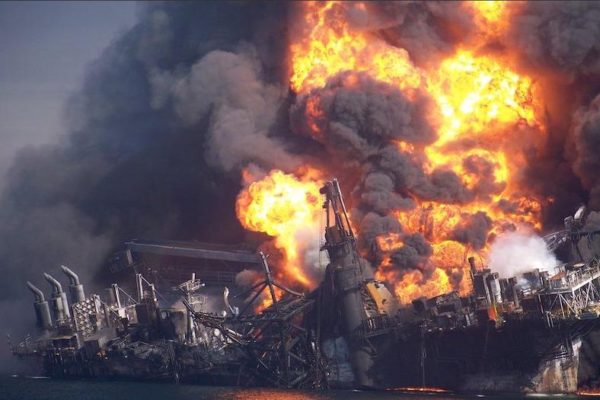 deepwater horizon on fire and collapsing